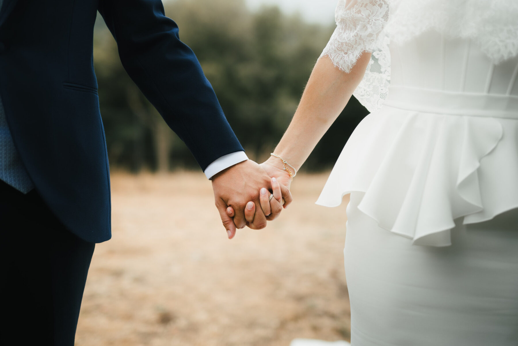 Parella agafada de la mà el dia del casament
