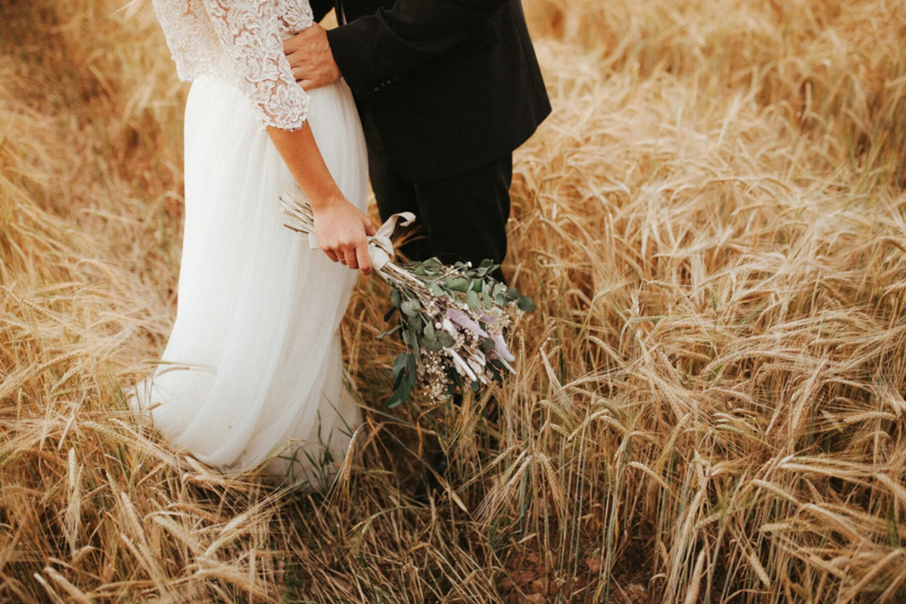 Parella el dia del casament en un camp